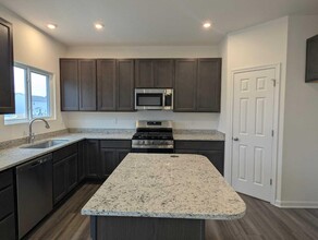435 Waterlily Ln in Pataskala, OH - Building Photo - Building Photo