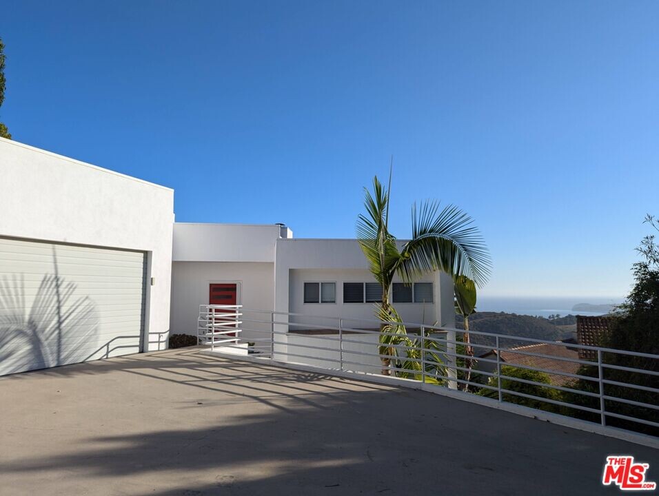 2977 Seabreeze Dr in Malibu, CA - Building Photo