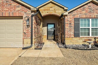 2029 West Antler Way in Mustang, OK - Building Photo - Building Photo