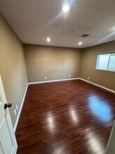 18401 Arminta St in Reseda, CA - Foto de edificio - Building Photo