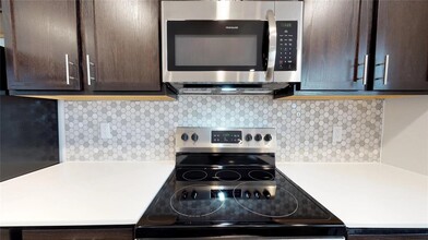 6304 Prospect Ave-Unit -106 in Dallas, TX - Foto de edificio - Building Photo