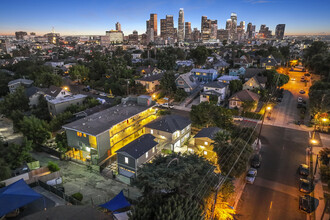 1008 Douglas St in Los Angeles, CA - Building Photo - Building Photo