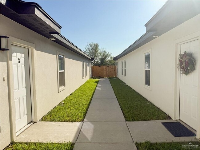 15 Cassandra St in Mission, TX - Foto de edificio - Building Photo