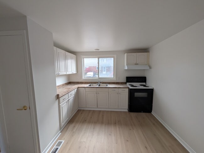 1466 Heatherington Rd in Ottawa, ON - Building Photo - Building Photo