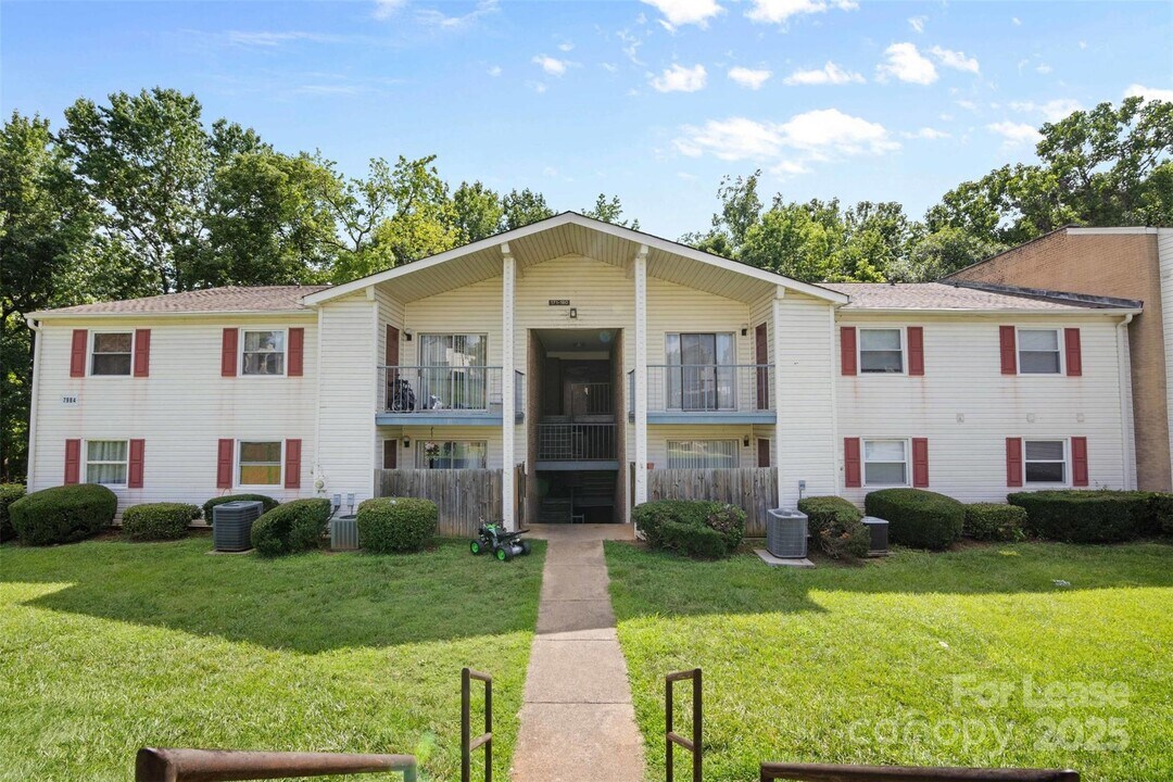 7984 Shady Oak Trail in Charlotte, NC - Foto de edificio