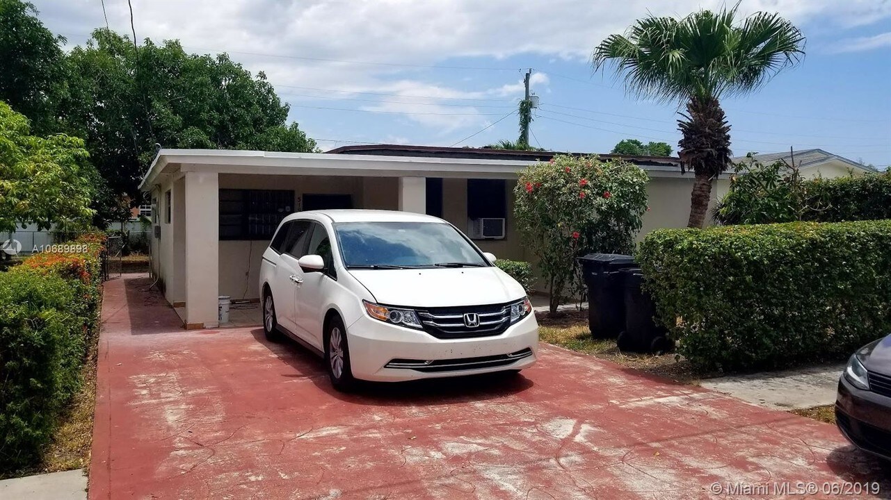 319 NE 171 St-Unit -0 in North Miami Beach, FL - Foto de edificio