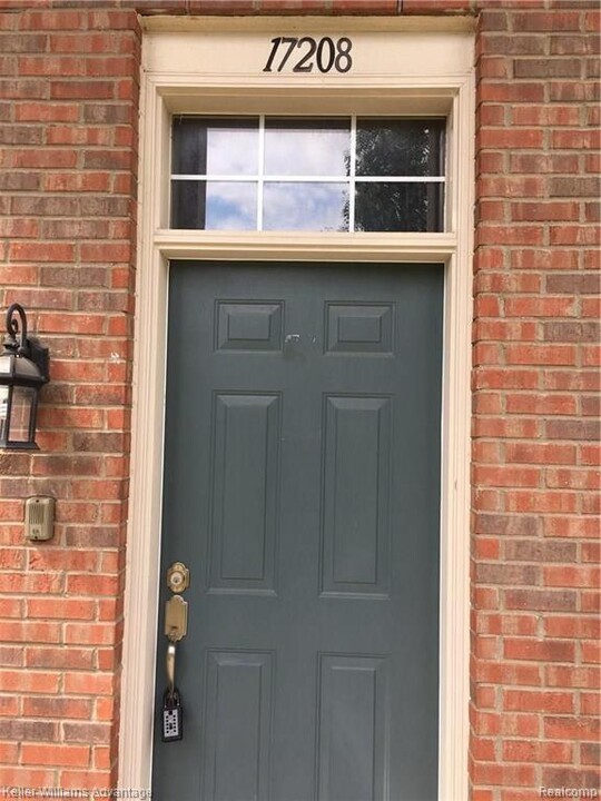 17208 Chesapeake Cir in Commerce Township, MI - Foto de edificio