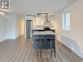 678 Queen St E in Toronto, ON - Building Photo