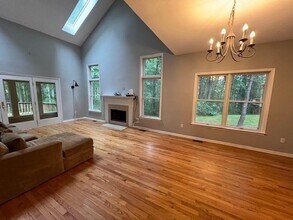 8 Stonegate Ln in Bedford, MA - Building Photo - Building Photo