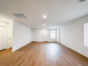1480 Las Cuevas Dr in Conroe, TX - Foto de edificio - Building Photo