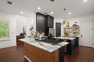 2400 Kinney Rd, Unit A in Austin, TX - Building Photo - Building Photo