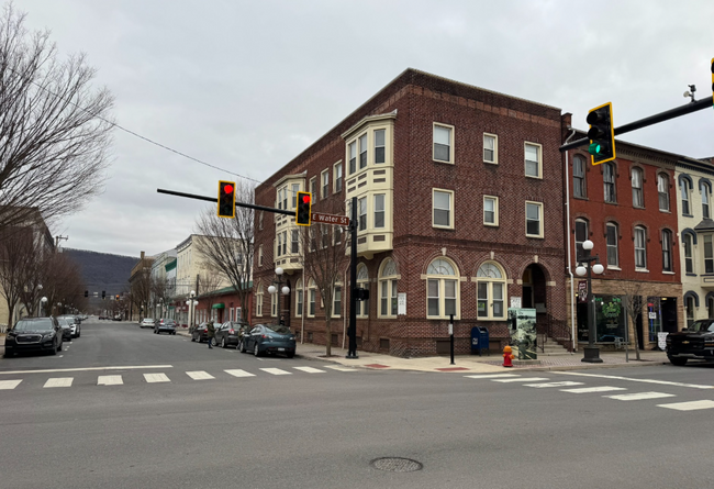 146 E Water St, Unit Apartment 4 in Lock Haven, PA - Foto de edificio - Building Photo