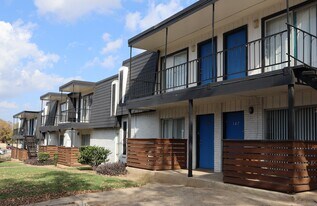 Las Palmas in Arlington, TX - Building Photo