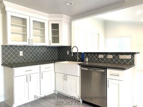 1702 Algol Ct in Petaluma, CA - Foto de edificio - Building Photo