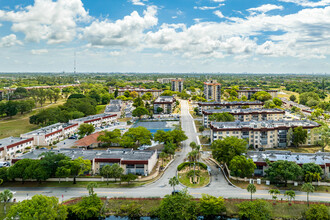 Manors of Inverrary in Lauderhill, FL - Building Photo - Building Photo