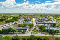 Manors of Inverrary in Lauderhill, FL - Foto de edificio - Building Photo