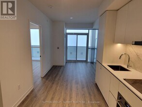 8 Interchange Wy in Vaughan, ON - Building Photo - Building Photo