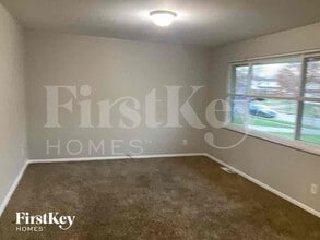 1745 Pinebluff Ln in Cincinnati, OH - Foto de edificio - Building Photo