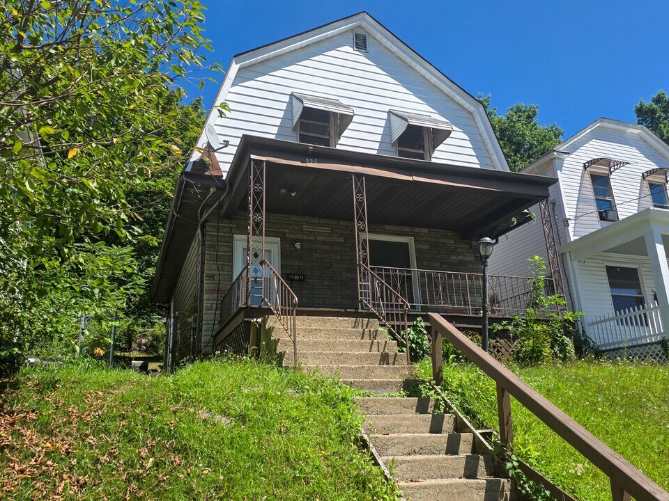 1330 Woodmont Ave in New Kensington, PA - Foto de edificio