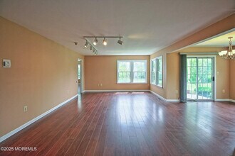 2A Bristol Ct in Monroe Township, NJ - Foto de edificio - Building Photo