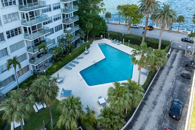 Brickell Bay Towers Condominium in Miami, FL - Building Photo - Building Photo