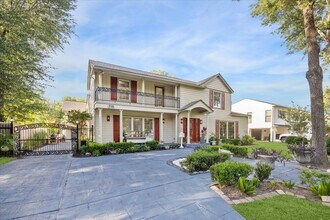 718 Garden Oaks Blvd in Houston, TX - Foto de edificio - Building Photo