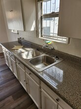 710 W 95th St in Los Angeles, CA - Building Photo - Building Photo