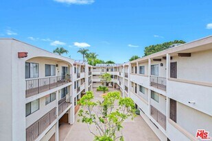 12801 Moorpark St in Los Angeles, CA - Building Photo