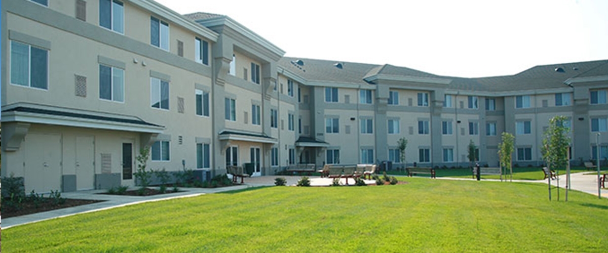 Mercy Oaks Village in Redding, CA - Foto de edificio