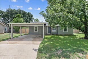 Available June 2026! Adorable 3 Bedroom Ho in Bryan, TX - Building Photo