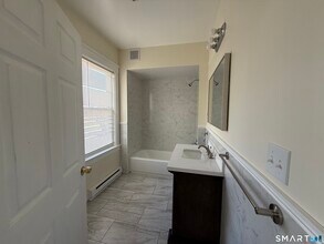 140 Hynes Ave in Groton, CT - Building Photo - Building Photo