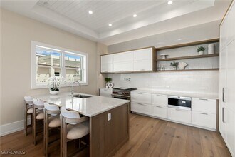 201 8th St S in Naples, FL - Building Photo - Building Photo