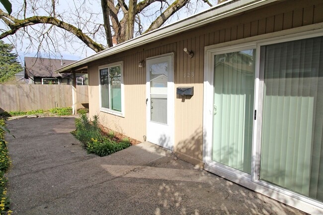 729-729 NE Church St