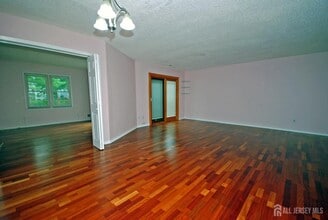 9 Sandpiper Dr in Sayreville, NJ - Building Photo - Building Photo