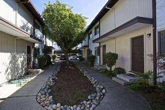 2190 Chanticleer Ave in Santa Cruz, CA - Foto de edificio - Building Photo