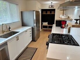 1095 Calle Jazmin in Thousand Oaks, CA - Building Photo