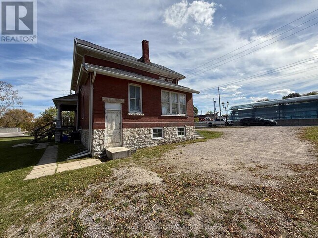 415 Davis Dr in Newmarket, ON - Building Photo - Building Photo