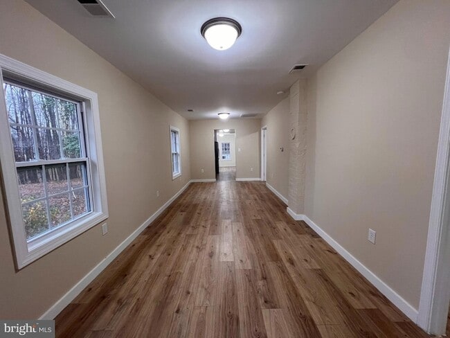 2073 Warrenton Rd in Fredericksburg, VA - Foto de edificio - Building Photo