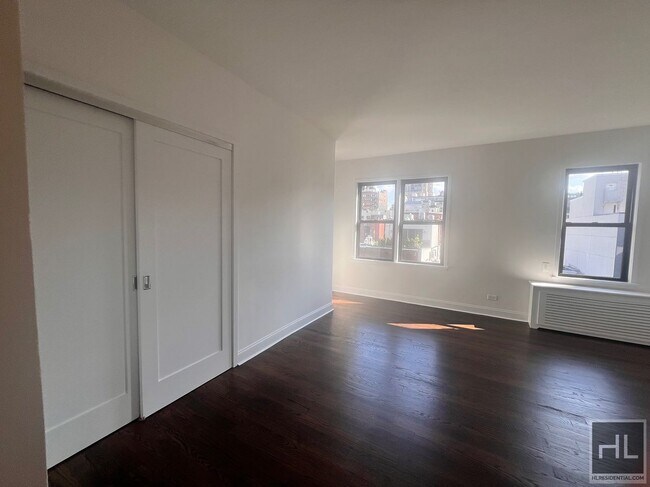 235 W 22nd St