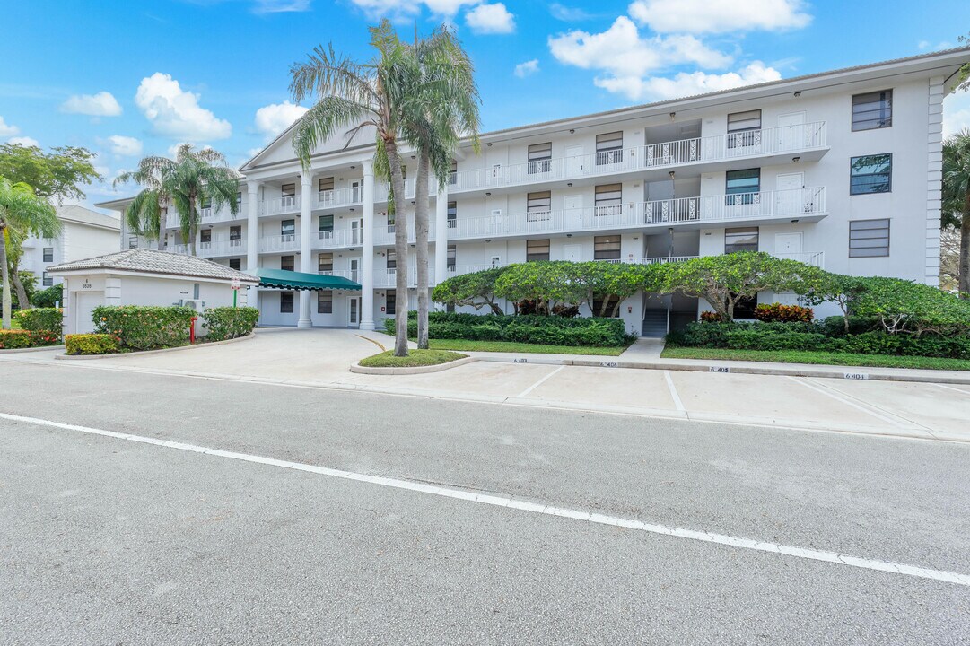 3540 Whitehall Dr in West Palm Beach, FL - Building Photo