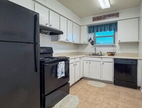 Hampton Court Apartments in Baton Rouge, LA - Foto de edificio - Building Photo