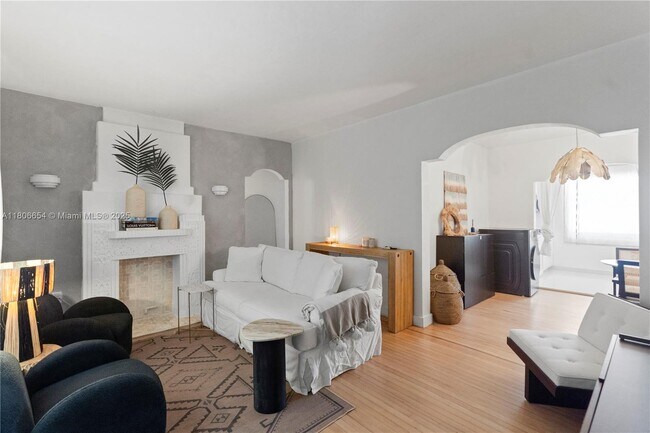 1553 Meridian Ave in Miami Beach, FL - Building Photo - Building Photo