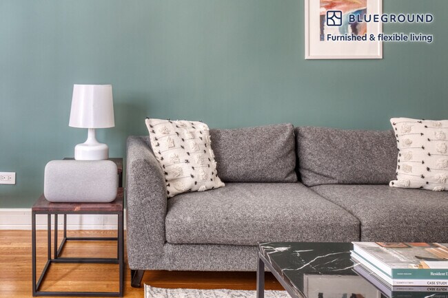 210 W 70th St in New York, NY - Building Photo - Building Photo