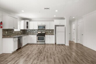 213 S Hoover St in Los Angeles, CA - Foto de edificio - Building Photo