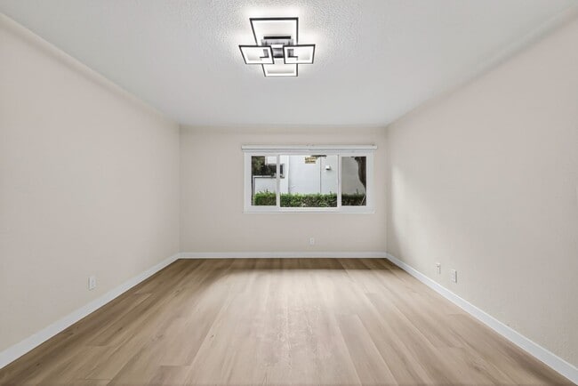1250 S Brookhurst St, Unit 01 in Anaheim, CA - Foto de edificio - Building Photo