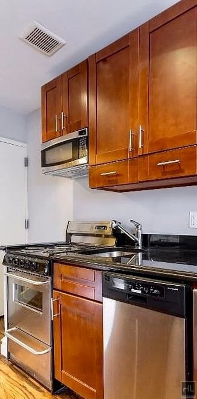 E 32ND ST., Unit 2D in New York, NY - Building Photo - Building Photo