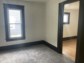 981 W Hopocan Ave in Barberton, OH - Building Photo - Building Photo