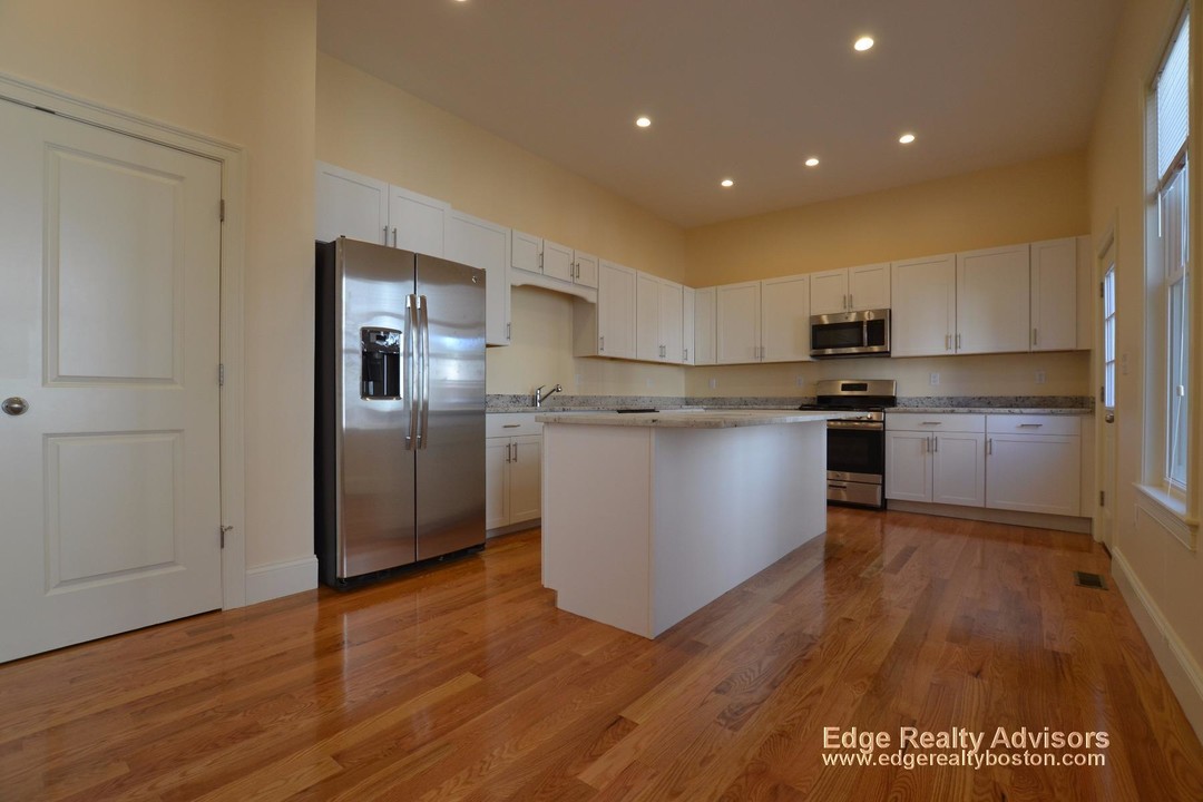 7 Griggs Pl, Unit 4 in Boston, MA - Building Photo