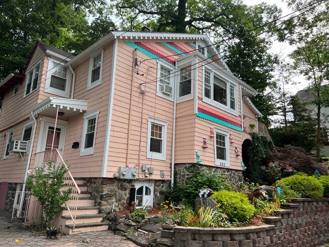 563 Art Ln, Unit 1 in Ridgefield, NJ - Building Photo - Building Photo