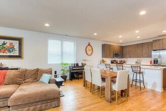 693 N Peoria St in Chicago, IL - Building Photo - Building Photo